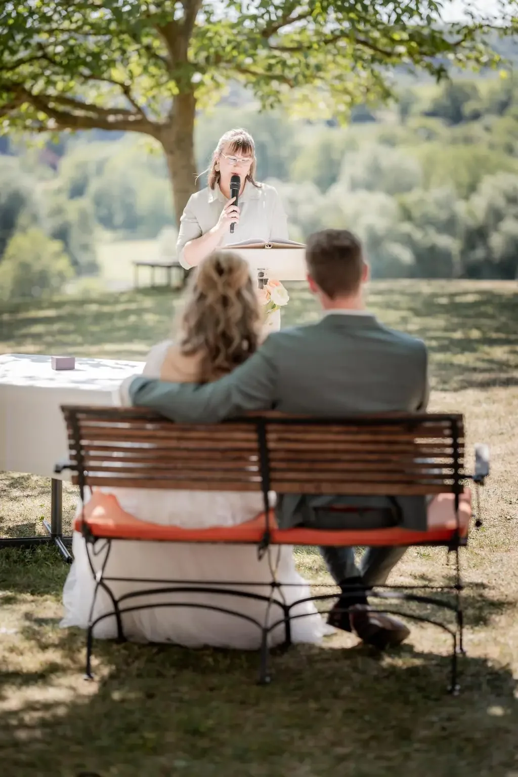 Evelyn hält eine Traurede bei einer freien Trauung