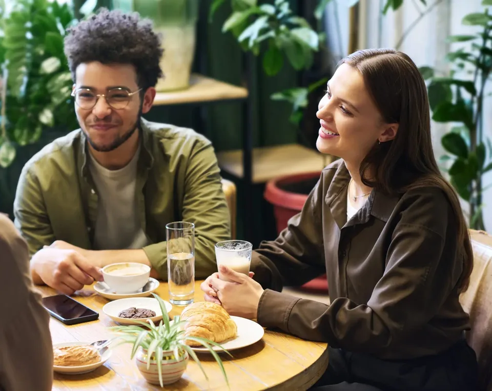 Zwei Menschen im Gespräch bei einem Kaffee
